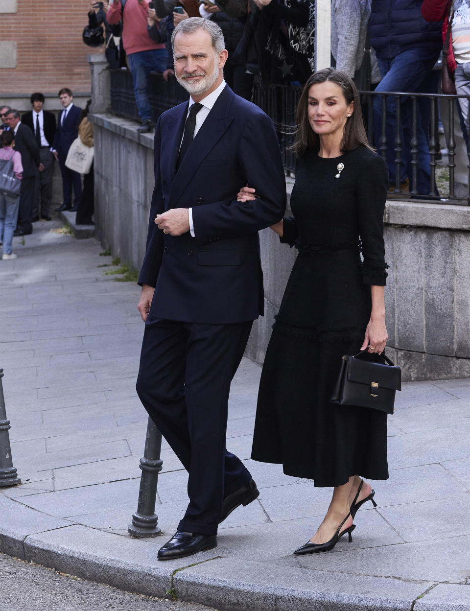 LETIZIA D'ESPAGNE SUCCOMBE À UN SAC À MAIN DÉCRIÉ