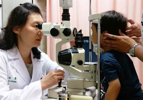 江怡慧醫(左)師強調，對抗乾眼症，預防是關鍵。(圖片／恩主公醫院提供)