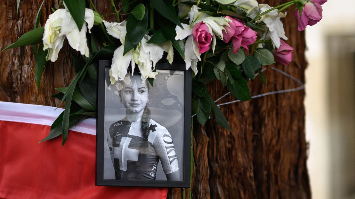 Foto de Muriel Ferrer junto a la bandera suiza y ramos de flores