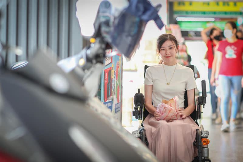 雪莉有張美麗臉蛋，卻因為坐輪椅，外拍時動作比較侷限，但她很喜歡自己在照片裡呈現的人生故事。（圖／授權自粉專輪椅女孩雪莉）