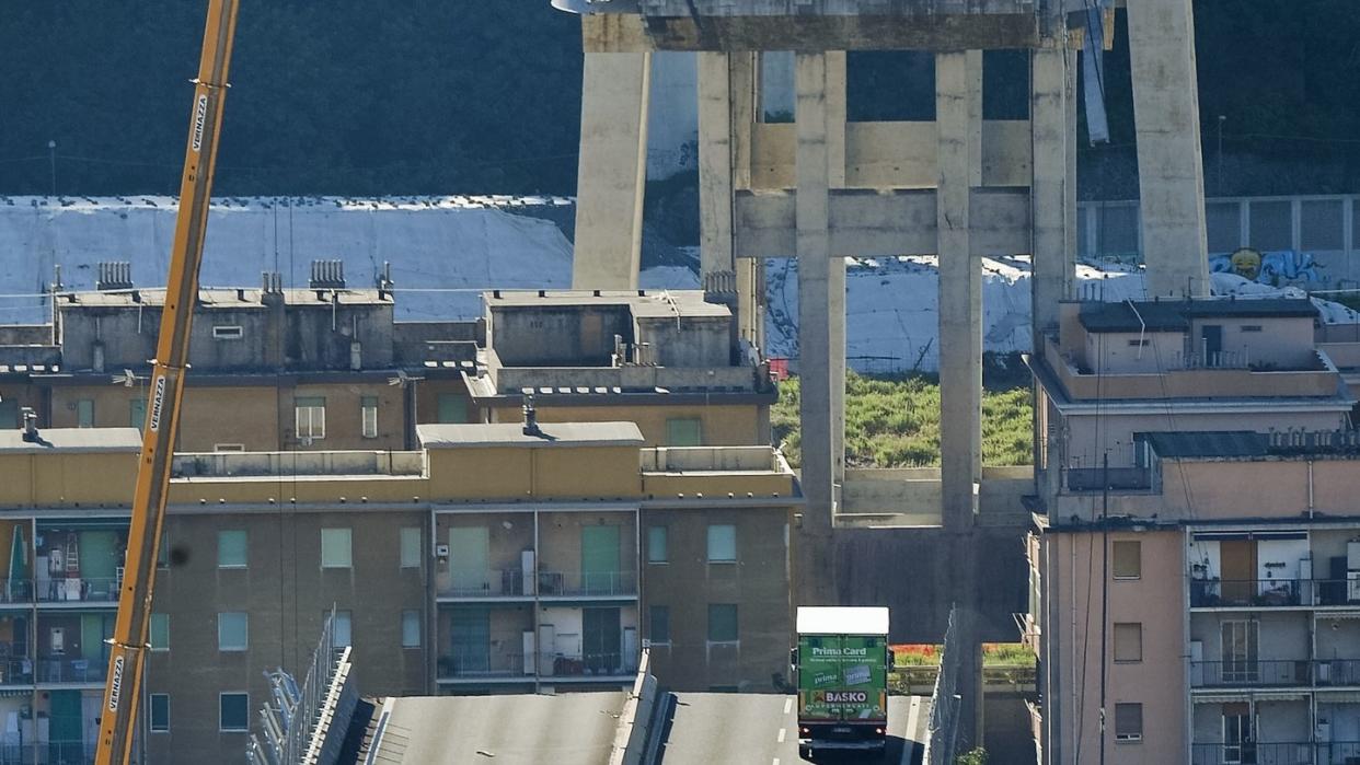 Blick auf die gewaltige Lücke in der Morandi-Brücke. Foto: Luca Zennaro/ANSA/AP