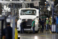 <p><span>Trabajadores de la planta de ensamblaje de camiones que Navistar posee en Escobedo, en los alrededores de Monterrey, México. REUTERS/Daniel Becerril</span> </p>