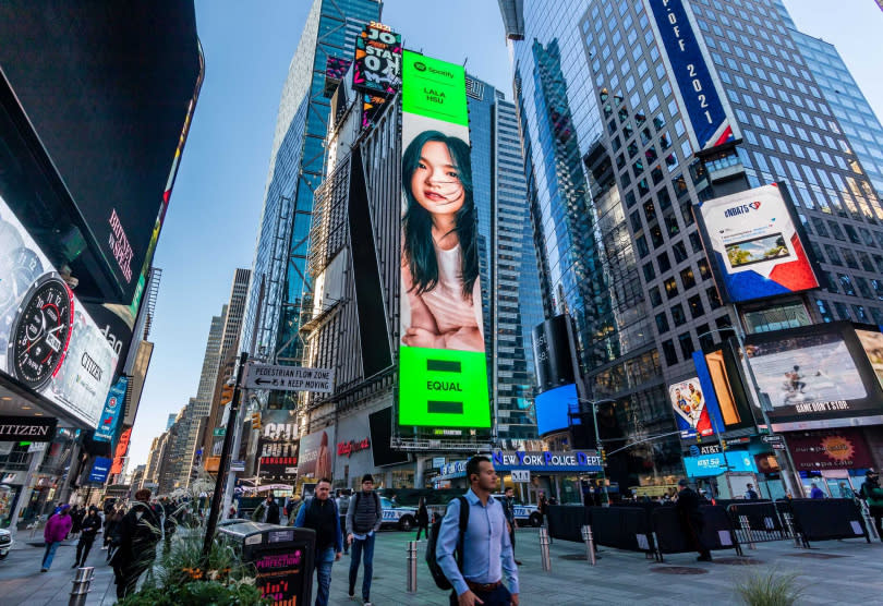 新歌〈雛形〉入選Spotify EQUAL本月歌單，讓徐佳瑩登上紐約時代廣場的巨幅LED螢幕。（圖／亞神音樂提供）  