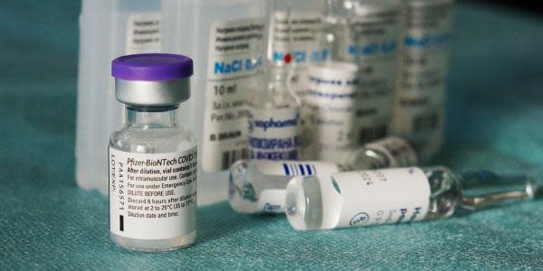 Efectividad de vacuna anti-covid Pfizer disminuye más rápido que fórmula AstraZeneca 