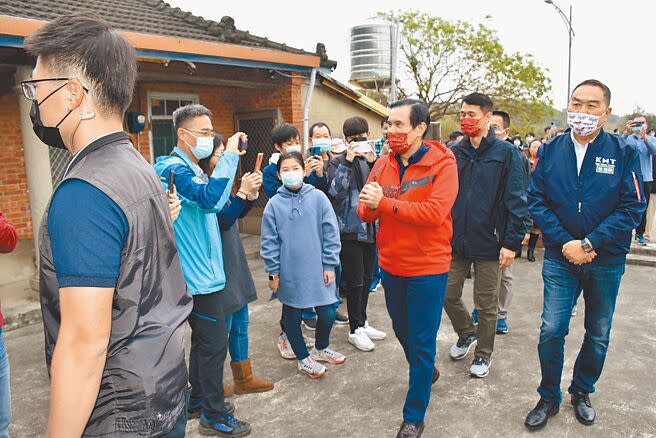 前總統馬英九大年初二赴苗栗馬家庄祭祖，與鄉親拜年。（謝明俊攝）