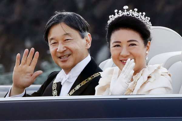 祝賀御列之儀》日本天皇德仁、皇后雅子巡遊東京，民眾夾道歡呼揮舞國旗