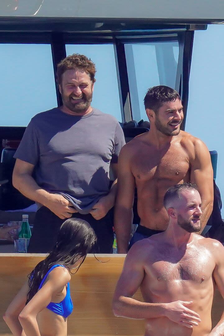 Zac Efron, protagonista de la recientemente estrenada película de Netflix Un asunto familiar, se encuentra de vacaciones a bordo de un lujoso yate en Saint-Tropez, acompañado por varios amigos y por el actor Gerard Butler