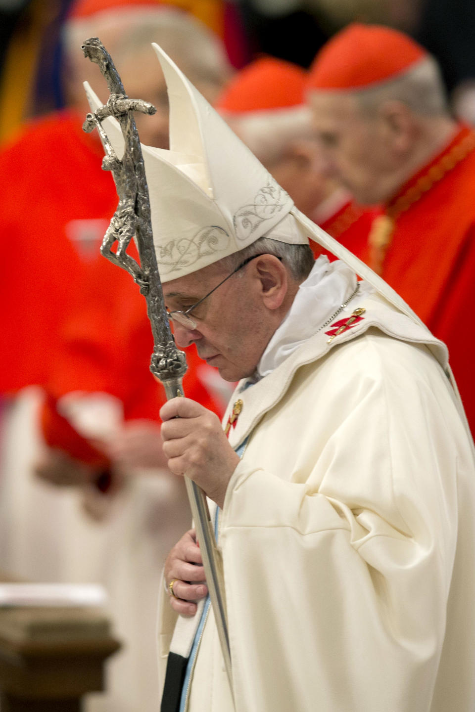 El papa Francisco llega para celebrar misa en la Basílica de San Pedro en el Vaticano el miércoles 1 de enero de 2014. (Foto AP/Andrew Medichini)