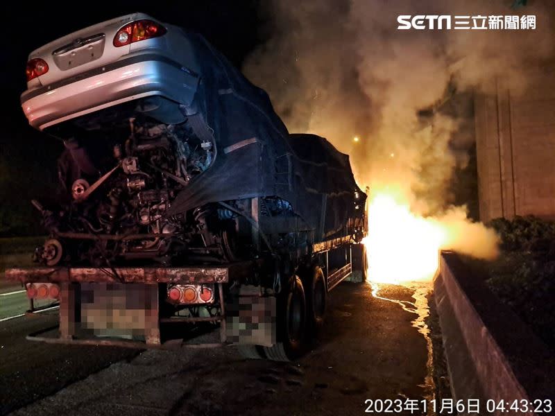 潘姓駕駛察覺異樣，緊急下車逃生。（圖／翻攝畫面）