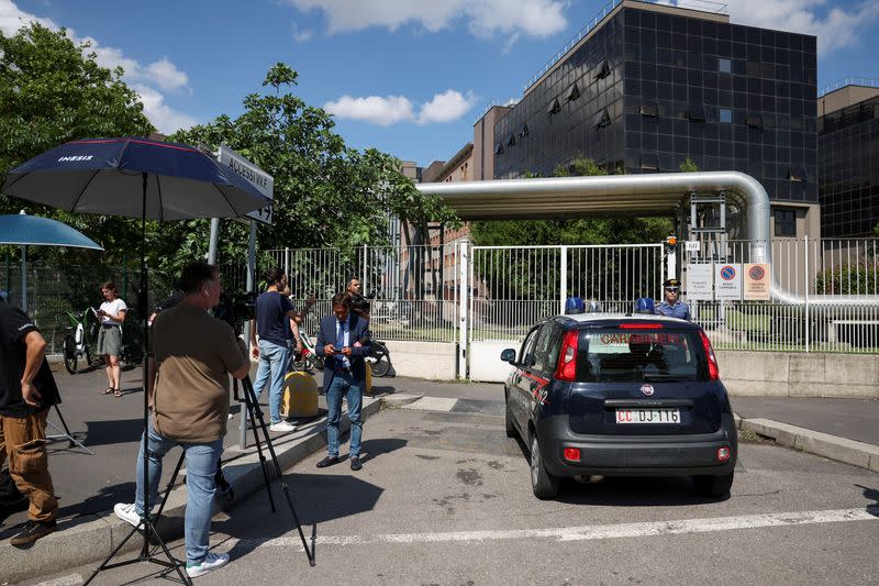 Miembros de los medios de comunicación trabajan en el exterior del hospital San Raffaele, donde murió el ex primer ministro italiano Silvio Berlusconi, en Milán, Italia