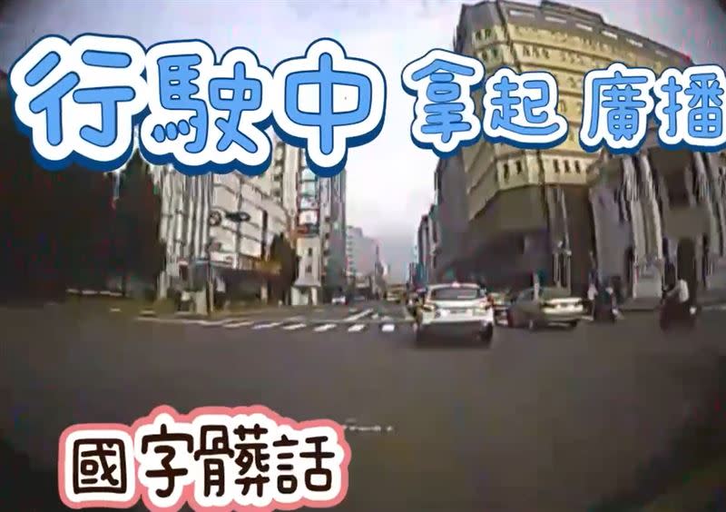 公車司機在行駛中開廣播怒罵，甚至打開車門對小客車駕駛飆罵三字經。(圖／翻攝畫面)