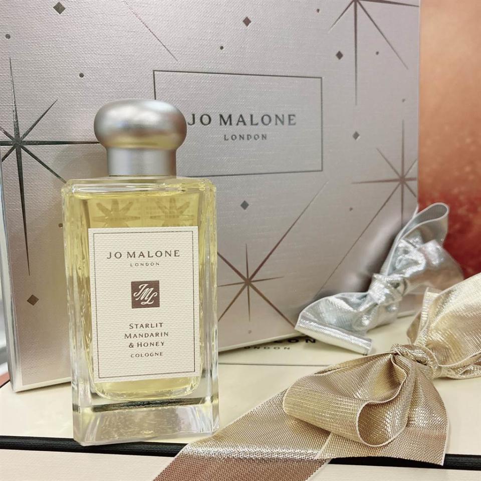 每年最令人期待的耶誕限定香氛，2021年Jo Malone London以最具耶誕節慶氣息的柑橘馥奇調為主角，推出全新限量的星光柑橘與蜂蜜香水。（邱映慈攝）