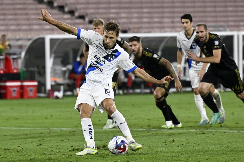 Sergio Canales, mediocampista de Monterrey, convierte un penal en el duelo de la Leagues Cup ante Los Angeles FC, el viernes 11 de agosto de 2023, en Pasadena, California (AP Foto/Alex Gallardo)