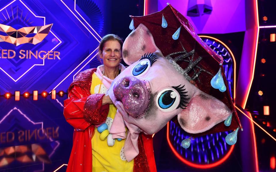 Leider kein Glücksschwein: Katrin Müller-Hohenstein wurde in der Auftaktshow von "The Masked Singer" (ProSieben) enttarnt und schied aus. (Bild: ProSieben/Willi Weber)