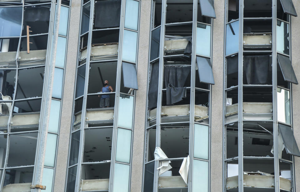 The facade of a building is shattered following a massive explosion in Beirut's port. | Marwan Naamani—picture-alliance