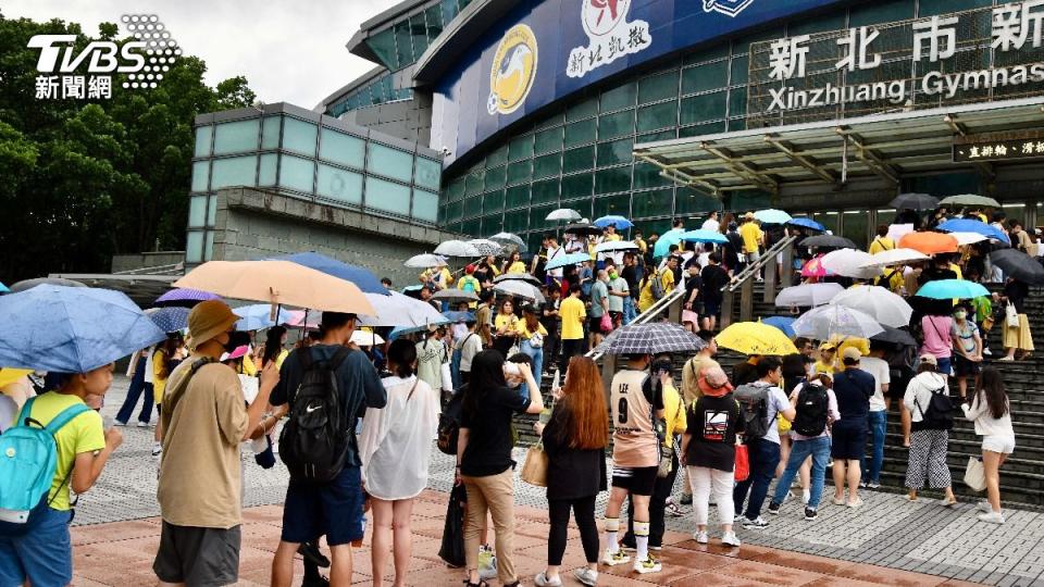 球迷們仍風雨無阻到場，體育館外排起長龍。（圖／胡瑞麒攝）