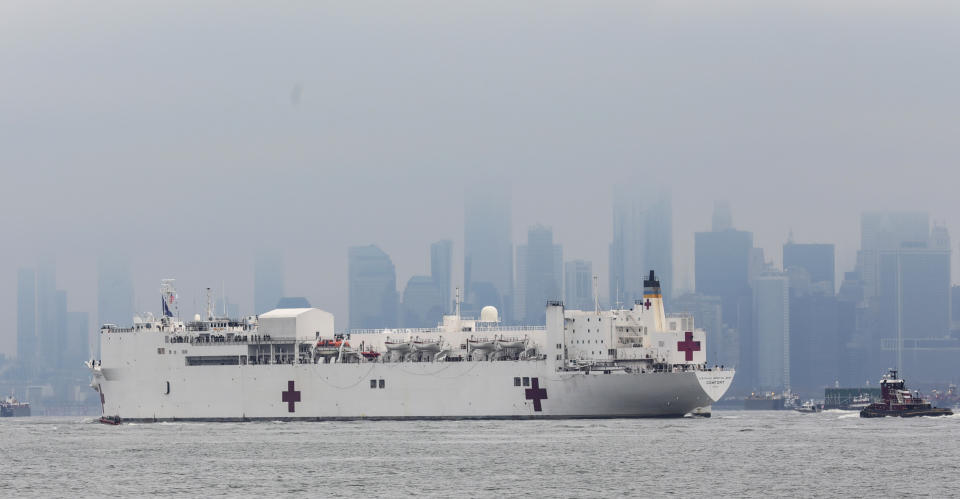 El buque hospital de la armada de EEUU USNS CVomfort entra al puerto de Nueva York, 30 de marzo de 2020. Un tripulante a bordo dio positivo para el coronavirus, se informó el martes 7 de abril de 2020. (AP Foto/Bebeto Matthews)