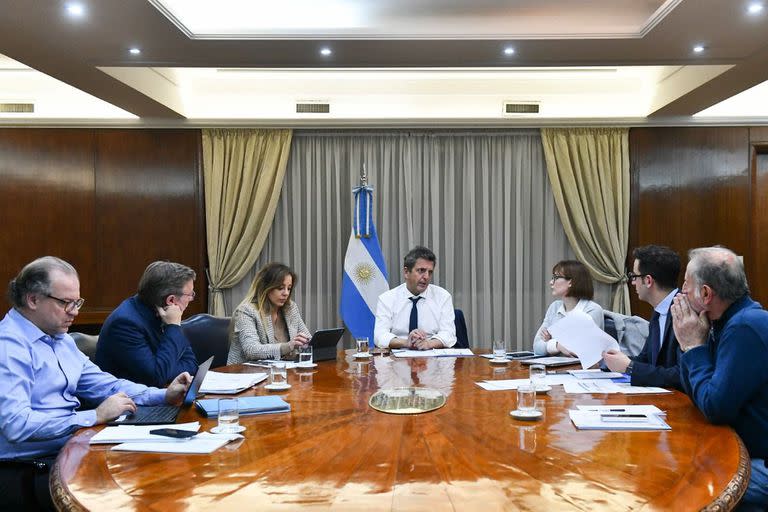 Sergio Massa, durante una reunión con parte de su equipo