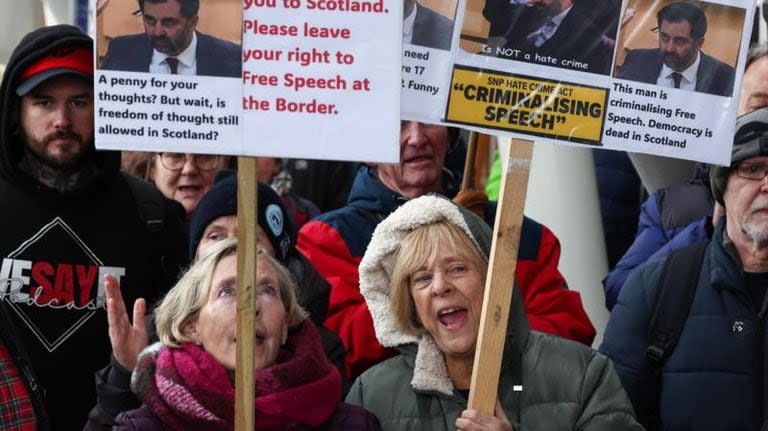Manifestantes protestan contra la nueva ley ante el Parlamento de Escocia