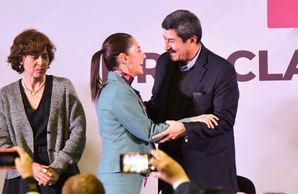 CIUDAD DE MÃ‰XICO, 03DICIEMBRE2023.- Claudia Sheinbaum, precandidata a la presidencia por Morena, y Javier Corral, ex gobernador de Chihuahua, durante la presentación de 