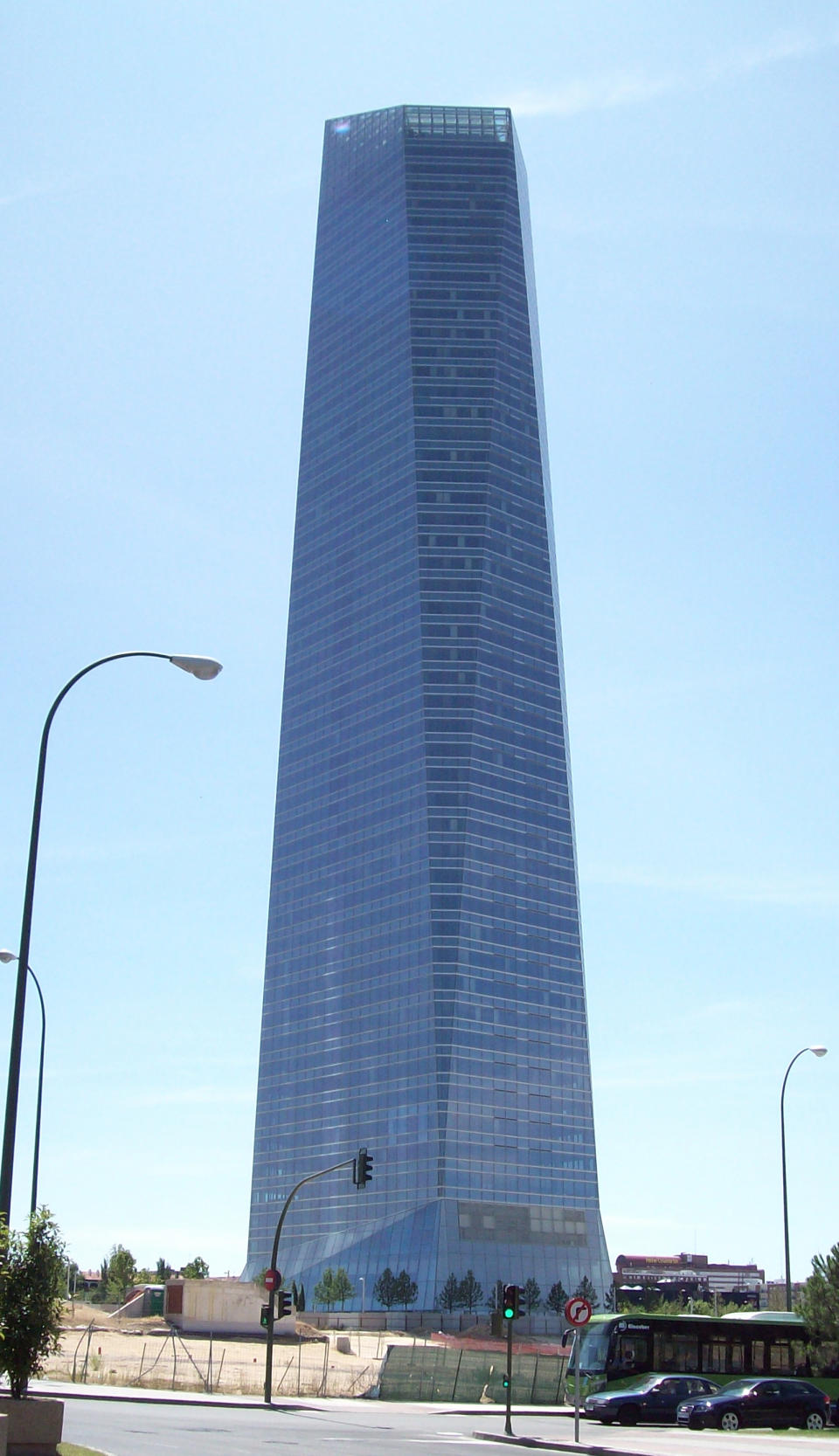 <p>La famosa torre madrileña ha costado 288 millones de euros.<br>Foto: Wikimedia Commons/Zaqarbal </p>