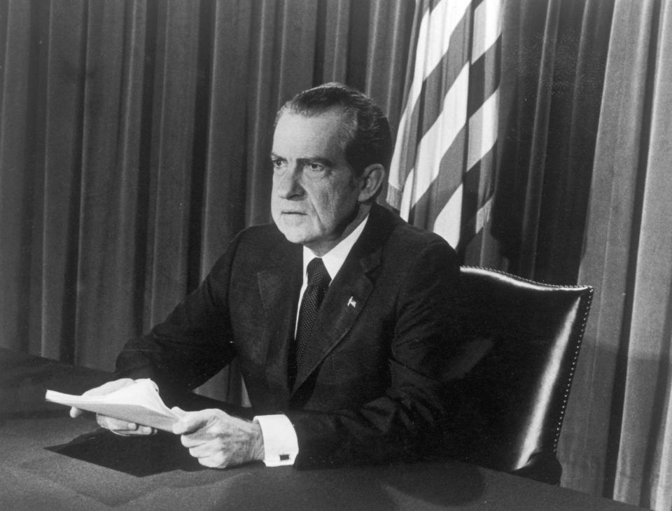 Le soir du 8 août 1974, Richard Nixon a annoncé sa démission, effectivement dès le lendemain.