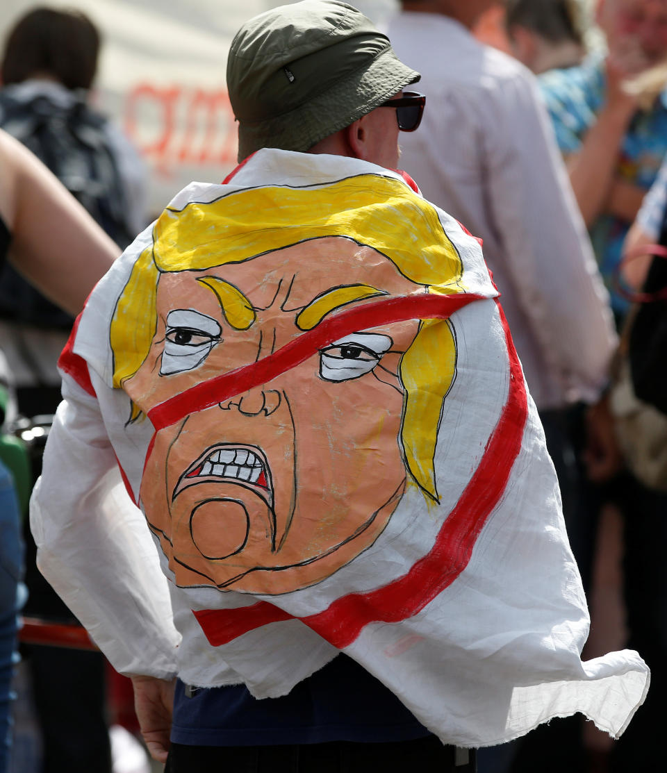 <p>Demonstrators prepare for a rally to protest against the visit of President Trump to Britain, in Edinburgh, Scotland, July 14, 2018. (Photo: Andrew Yates/Reuters) </p>