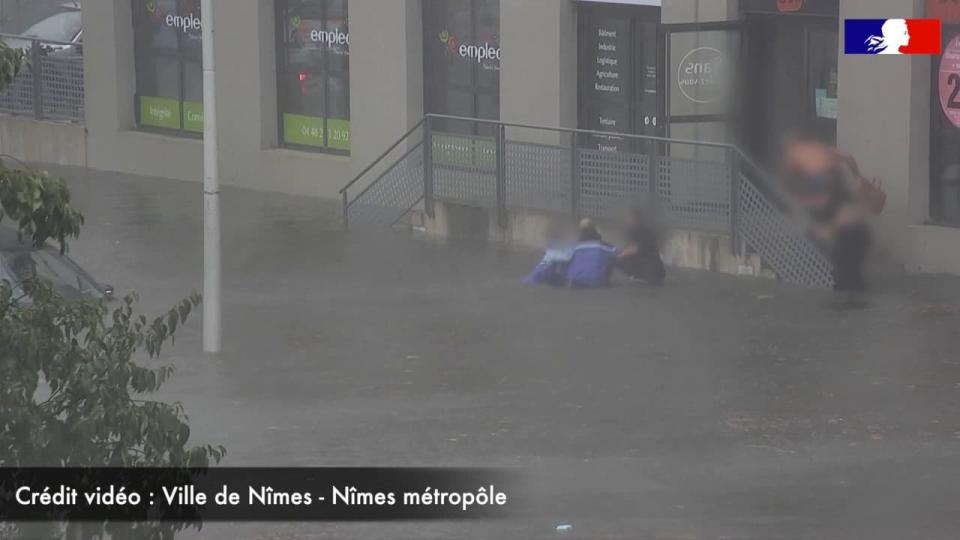 Deux gendarmes ont sauvé une jeune femme bloquée dans sa voiture à cause des inondations, mardi 14 septembre 2021 à Nîmes (Gard) - Ville de Nîmes / Nîmes métropole