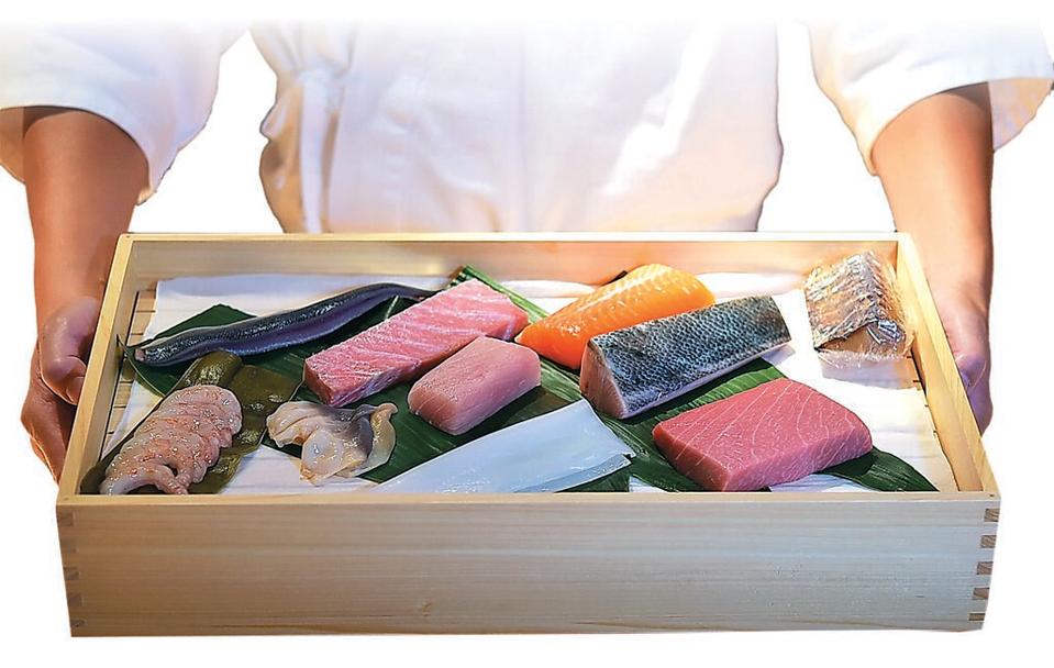 〈鮨荻〉標榜所用海鮮食材，95％來自「東京的廚房」豐洲市場。圖／姚舜
