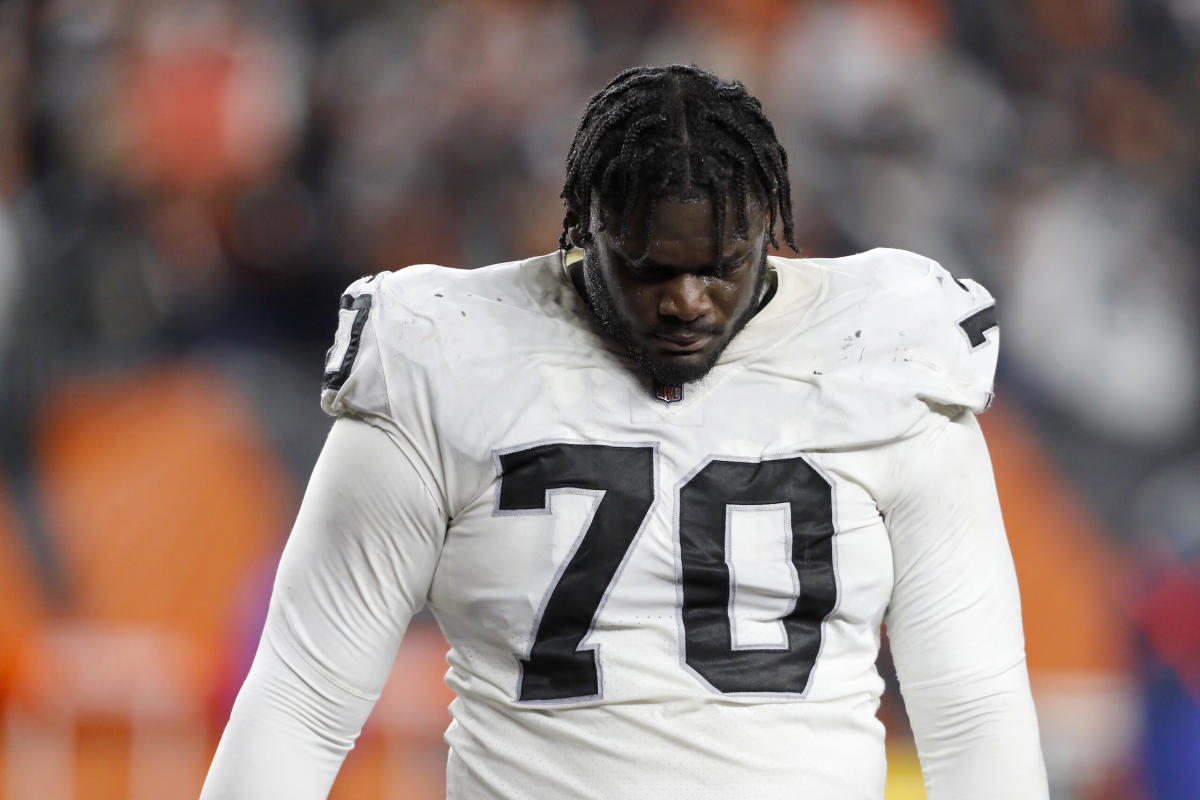 Chicago Bears cut former Alabama OT Alex Leatherwood