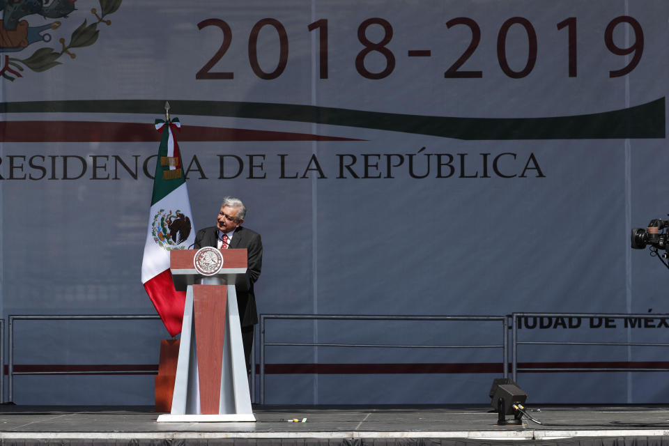 El presidente mexicano Andrés Manuel López Obrador habla en un mitin al cumplir un año de gobierno, en el Zócalo, la principal explanada de la Ciudad de México, el domingo 1 de diciembre de 2019. (AP Foto/Marco Ugarte)