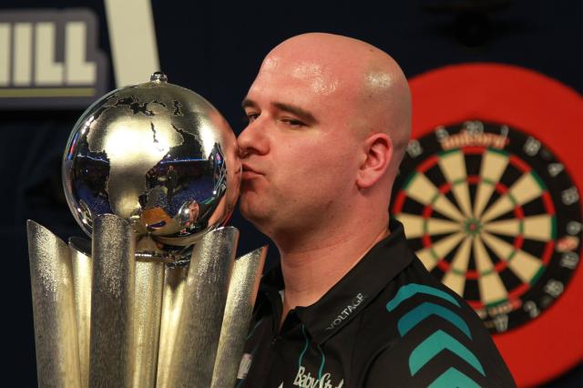 Rob Cross, de electricista a campeón del mundo de dardos