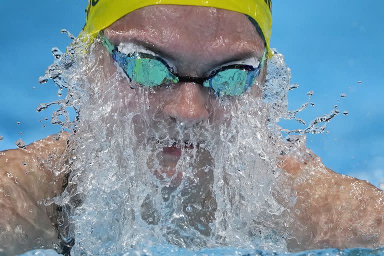 Chelsea Hodges, de Australia, nada en un relevo combinado de 4x100 metros femenino.