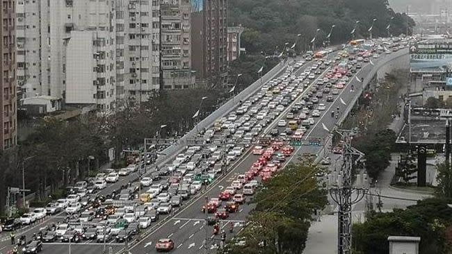 淡水往返台北市的重要道路，上下班必塞車。（示意圖／資料照）