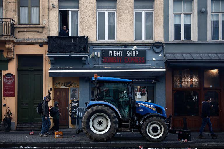 Un tractor estacionado en una calle cerca del Parlamento Europeo en Bruselas el 1 de febrero de 2024. (Foto de Sameer Al-Doumy / AFP)