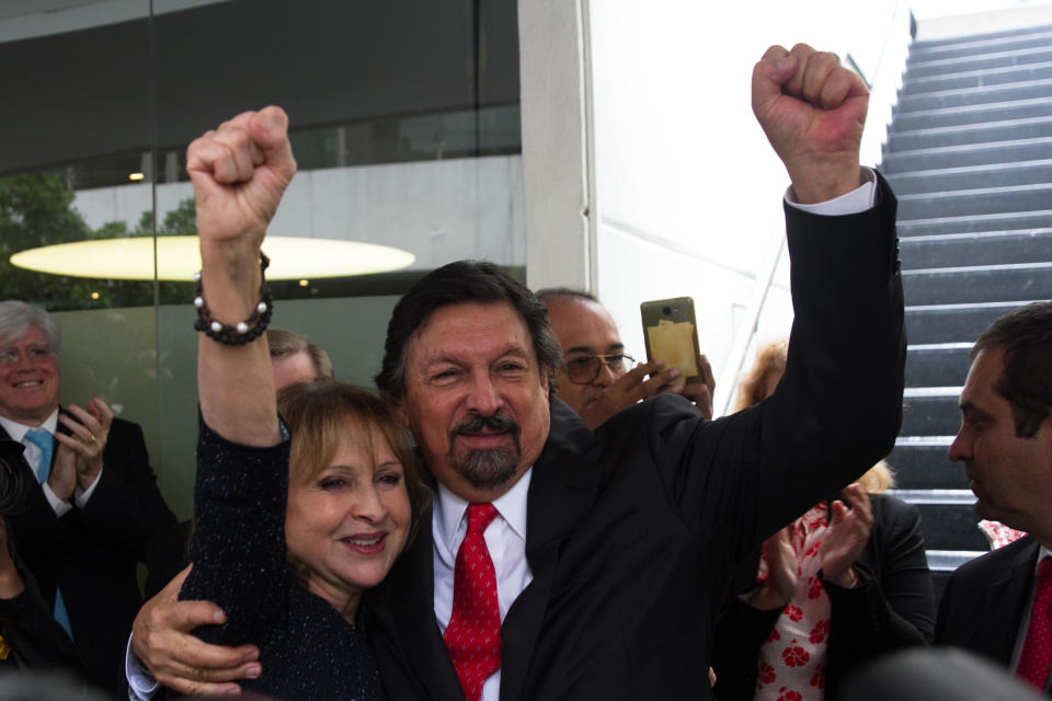 <p>CIUDAD DE MÉXICO, 29AGOSTO2018.- El líder minero Napoleón Gómez Urrutia y su esposa Oralia Casso festejaron junto con mineros canadienses y mexicanos tras la toma de protesta de “Napo” como senador de Morena en la Cámara de Senadores para la 64 Legislatura.<br>FOTO: MOISÉS PABLO /CUARTOSCURO.COM </p>