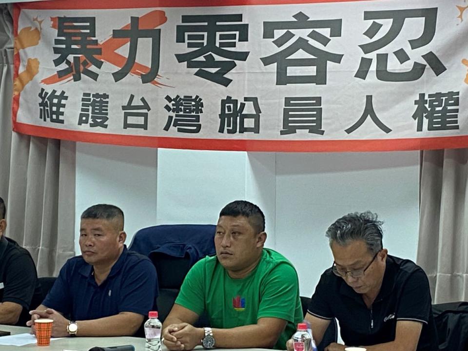 李姓船長（圖中身穿綠衣者）今天在「台灣鮪延繩釣協會」幹部陪同下，帶傷出席記者會。（圖：溫蘭魁攝）