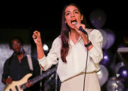 La representante electa Alexandria Ocasio-Cortez le habla a sus partidarios el martes 6 de noviembre de 2018 en su distrito de Queens, Nueva York. (AP Foto/Stephen Groves)