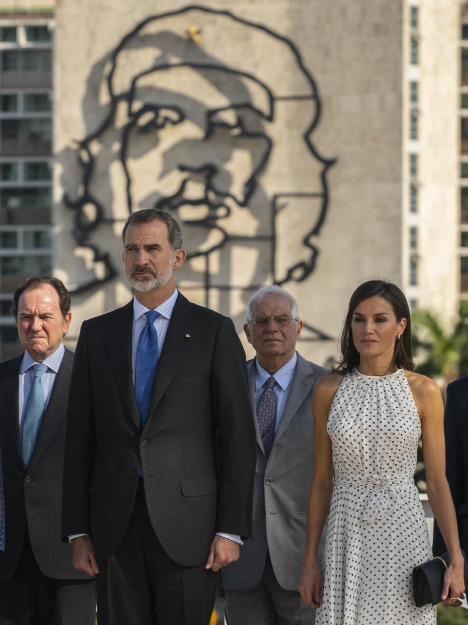 El rey Felipe VI y la reina Letizia de España asisten a una ceremonia en homenaje al héroe de la Independencia de Cuba, José Martí, en la Plaza de la Revolución en La Habana, Cuba, el martes 12 de noviembre de 2019. Los reyes españoles están en La Habana en una visita oficial. (AP Foto / Ramon Espinosa)