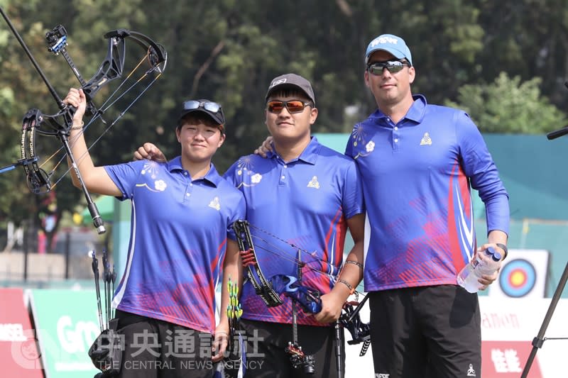 2018雅加達亞運27日下午進行複合弓混合團體對抗賽金牌戰，中華隊在決賽以151比150險勝南韓隊，奪得本屆中華射箭代表隊的第2面金牌。（中央社） 107年8月27日