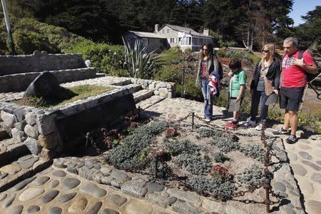 Tourists visit the tomb of Chilean poet and Nobel laureate Pablo Neruda inside the grounds of his house-museum before the exhumation of his remains in the coastal town of Isla Negra, about 106 km (66 miles) northwest of Santiago April 7, 2013. REUTERS/Eliseo Fernandez