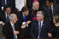 El presidente de Cuba, Miguel Díaz Canel, habla con el presidente de Uruguay, Tabaré Vázquez, y el presidente electo de Uruguay, Luis Lacalle Pou, durante la ceremonia de inauguración de Alberto Fernández como nuevo presidente de Argentina, en el Congreso en Buenos Aires, el martes 10 de diciembre de 2019. (AP Foto / Gustavo Garello)