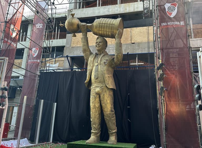 La estatua de Marcelo Gallardo en la puerta del Monumental, y el llamativo tamaño de sus genitales