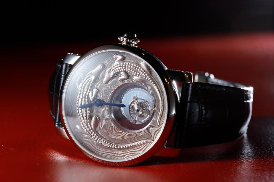 Cartier d'Art Rotonde de Cartier 鱷魚造型神秘陀飛輪腕錶，這是卡地亞首次運用大馬士革工藝的作品，限量10只，定價NT$8,500,000。
