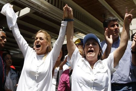 Mitzy de Ledezma (R), wife of arrested Caracas metropolitan mayor Antonio Ledezma, and Lilian Tintori, wife of jailed opposition leader Leopoldo Lopez, shout during a gathering in support of Ledezma, in Caracas Febreuary 20, 2015. REUTERS/Carlos Garcia Rawlins