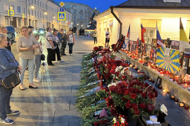 La gente rinde homenaje al difunto líder de la compañía militar privada Wagner, Yevgeny Prigozhin, en un monumento improvisado