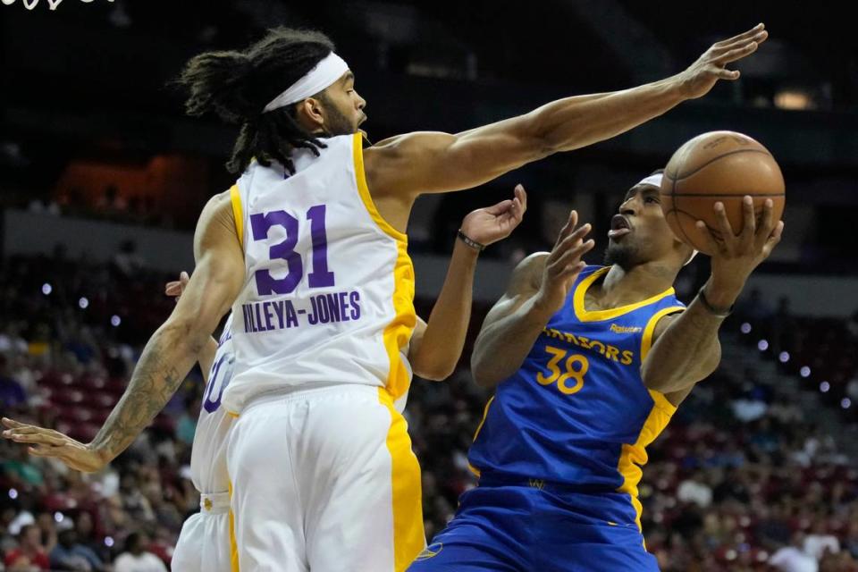 The Los Angeles Lakers’ Sacha Killeya-Jones tries to stop Golden State’s Craig Sword during their NBA Summer League game in Las Vegas on Friday night. Killeya-Jones, who played two seasons at Kentucky, spent last season in Spain.