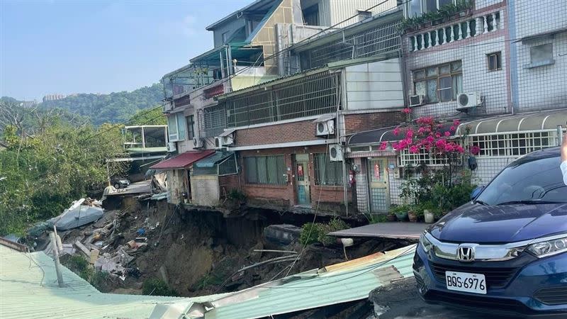 本次地震不少地區傳出災情，圖為新店頂好社區7屋倒塌。（圖／翻攝畫面）