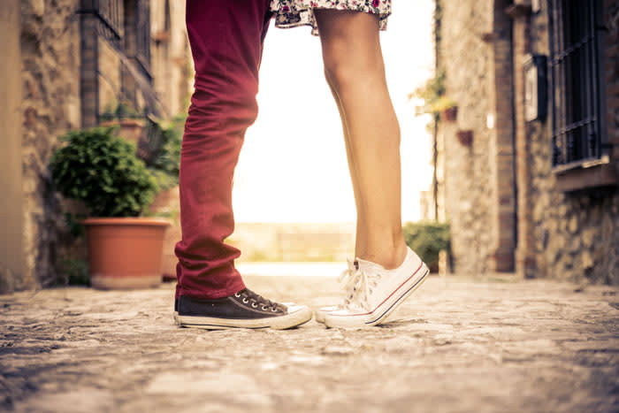 piernas de una pareja que se está dando un beso
