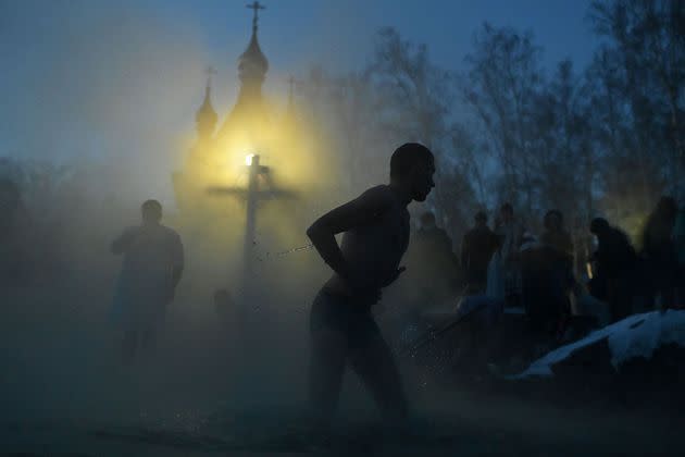 <p>Le 19 janvier, le jour de l’Epiphanie dans la tradition chrétienne orthodoxe, est célébré par des dizaines de milliers de Russes qui se plongent dans des trous creusés dans la glace, sur des étangs ou des rivières.</p>